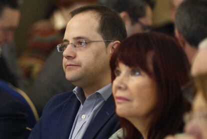 El secretario de Organizaci&oacute;n del PSOE, C&eacute;sar Luena, y la presidenta del partido, Micaela Navarro, en una imagen de archivo.