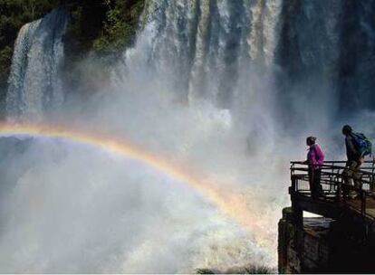 Las cataratas de Iguazú (en la foto, el salto de Bossetti), en la frontera argentina con Brasil y Paraguay, suelen incluirse en los circuitos por Argentina, uno de los países favoritos de los lectores de <i>El Viajero.</i>