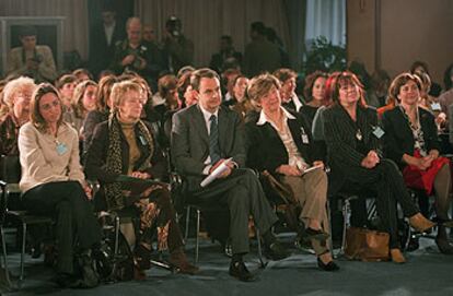 Carme Chacón, Teresa Fernández de la Vega, Zapatero, Pía Locatelli, Cristina Narbona e Isabel Pozuelo.