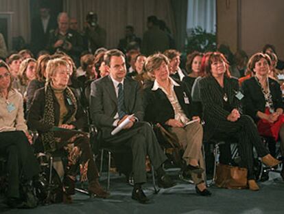 Carme Chacón, Teresa Fernández de la Vega, Zapatero, Pía Locatelli, Cristina Narbona e Isabel Pozuelo.