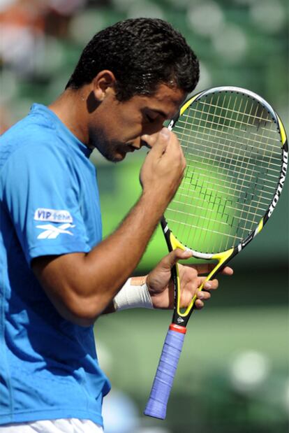 Nicolás Almagro se lamenta durante el partido ante Roddick.