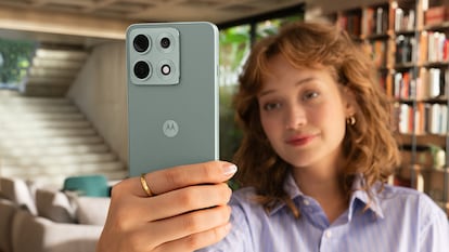 Chica con el motorola edge 70 max