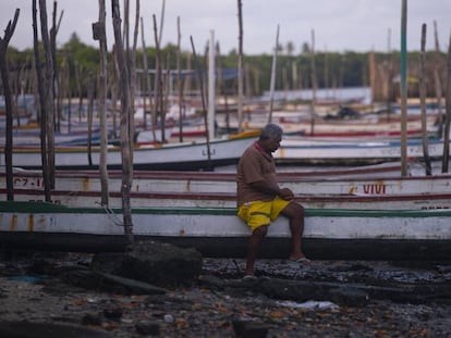 Na colônia de pescadores mais antiga da Grande Recife, em Itapissuma, trabalhadores já veem fluxo de clientes diminuir por medo de contaminação