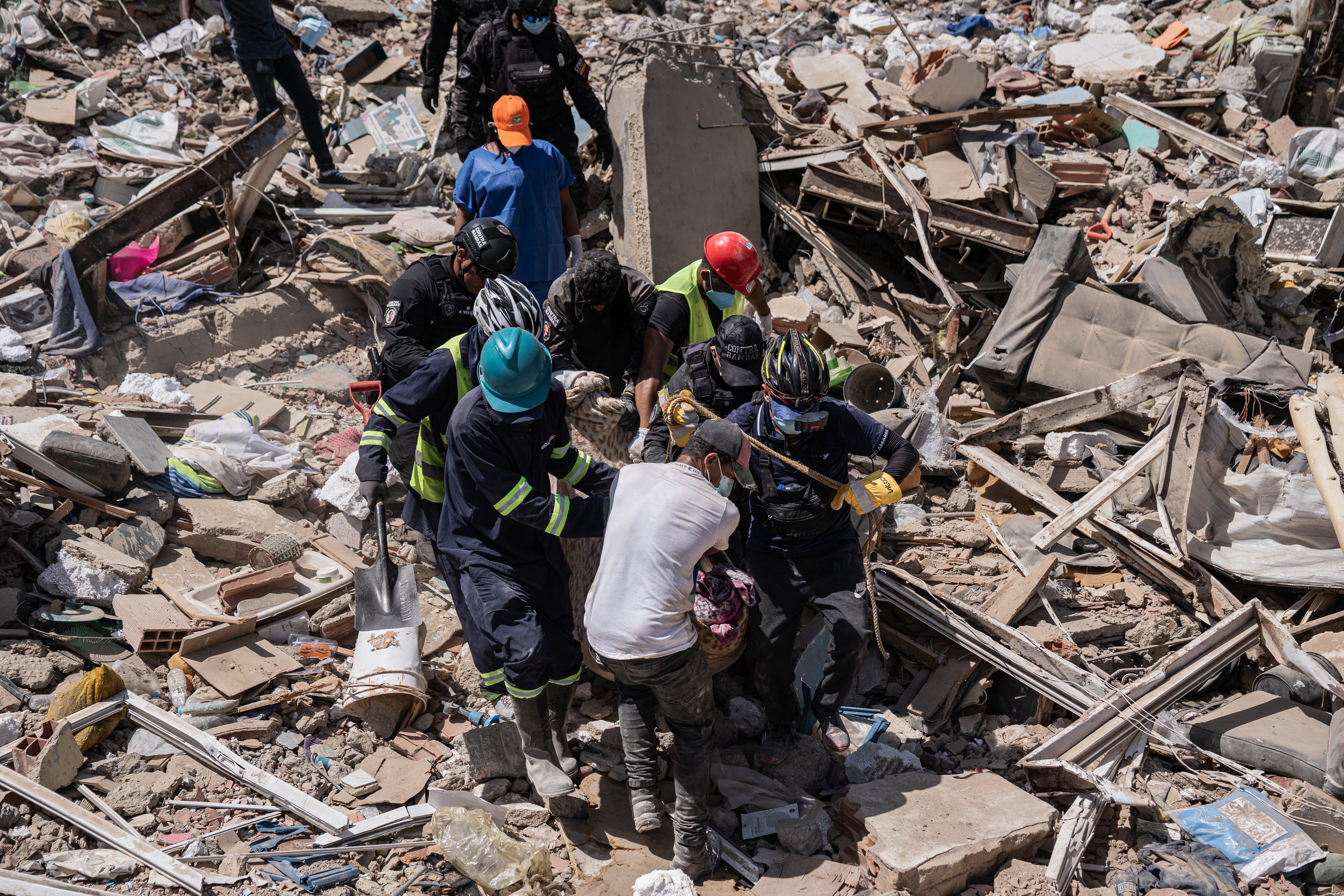 La solidaridad de los venezolanos llena el vacío de la respuesta estatal al terremoto