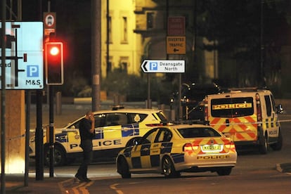 La policía bloqueó las carreteras cercanas al Manchester Arena en el centro de Manchester (Reino Unido).