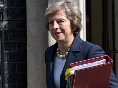 La primera ministra británica, Theresa May, a su salida del 10 de Downing Street.
