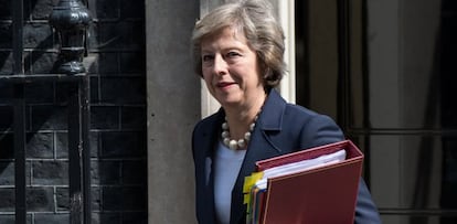 La primera ministra británica, Theresa May, a su salida del 10 de Downing Street.