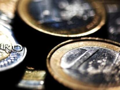 Detalle de varias monedas de euro sobre una mesa en Colonia, Alemania.