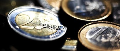 Detalle de varias monedas de euro sobre una mesa en Colonia, Alemania.