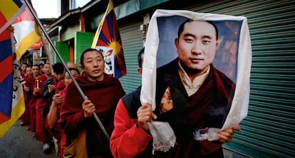 En procesión y con velas, banderas y retratos en mano, salen a las calles de McLeod Ganj (Dharamsala) cuando corre la noticia de un nuevo inmolado en Tíbet.