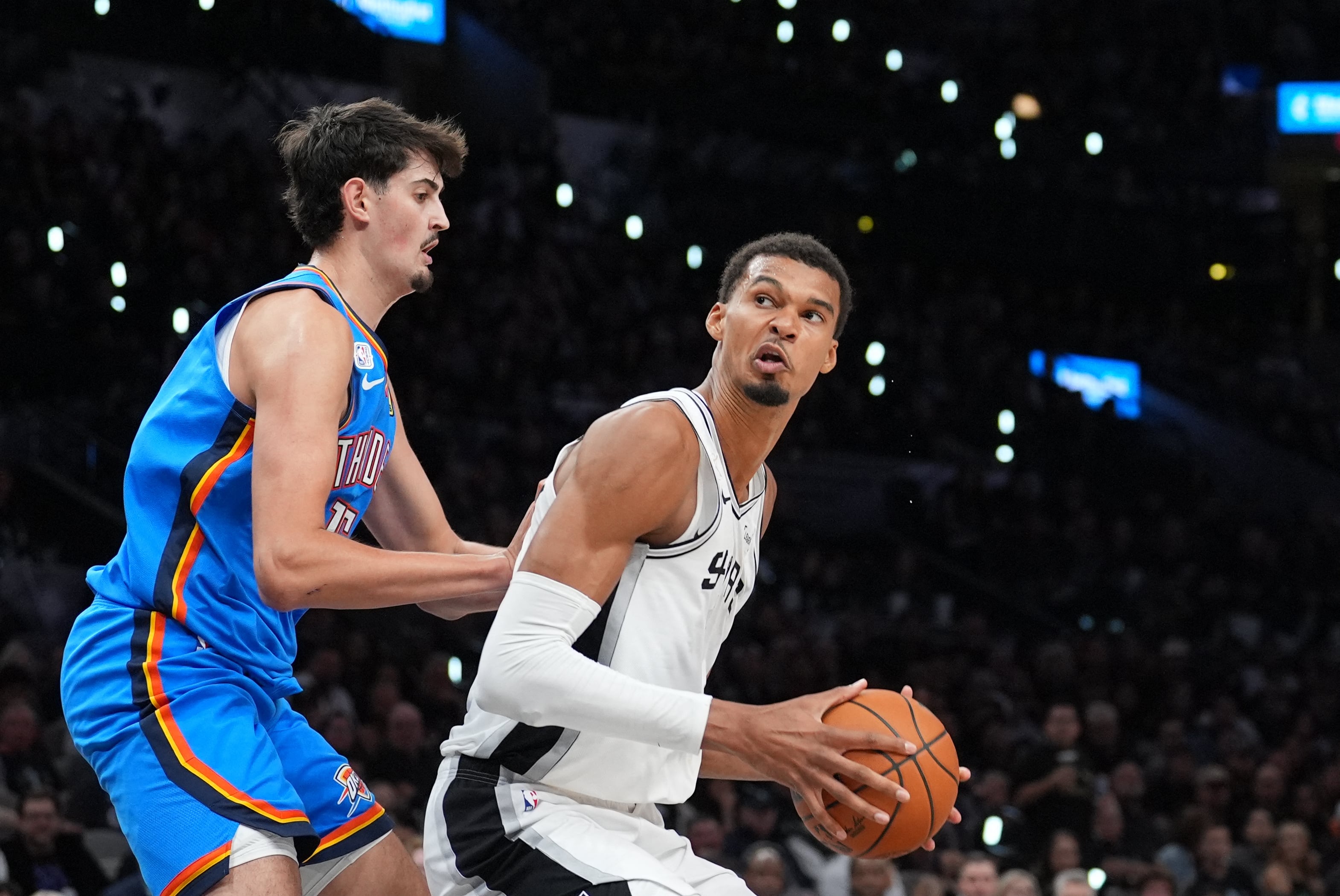 Aday Mara debuta en la NBA con una gran actuación ante Wembanyama