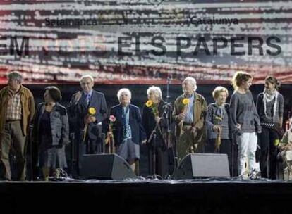 El final del acto, con ciudadanos que reclaman la devolución de documentos propios o familiares.