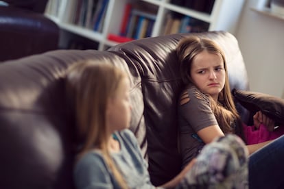 Es natural que aparezca la rivalidad entre hermanos por conseguir la atención de sus padres o que se enfrenten cuando juegan. 