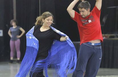 Junkal Martín y Aritz Salamanca bailan una habanera en un ensayo.