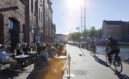 Terrazas y ciclistas en el Pohjoisrant, muelle norte de Helsinki.