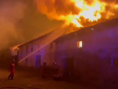 Videoanálisis | Descoordinación y falta de medios: las quejas de quienes combaten las llamas en la primera línea