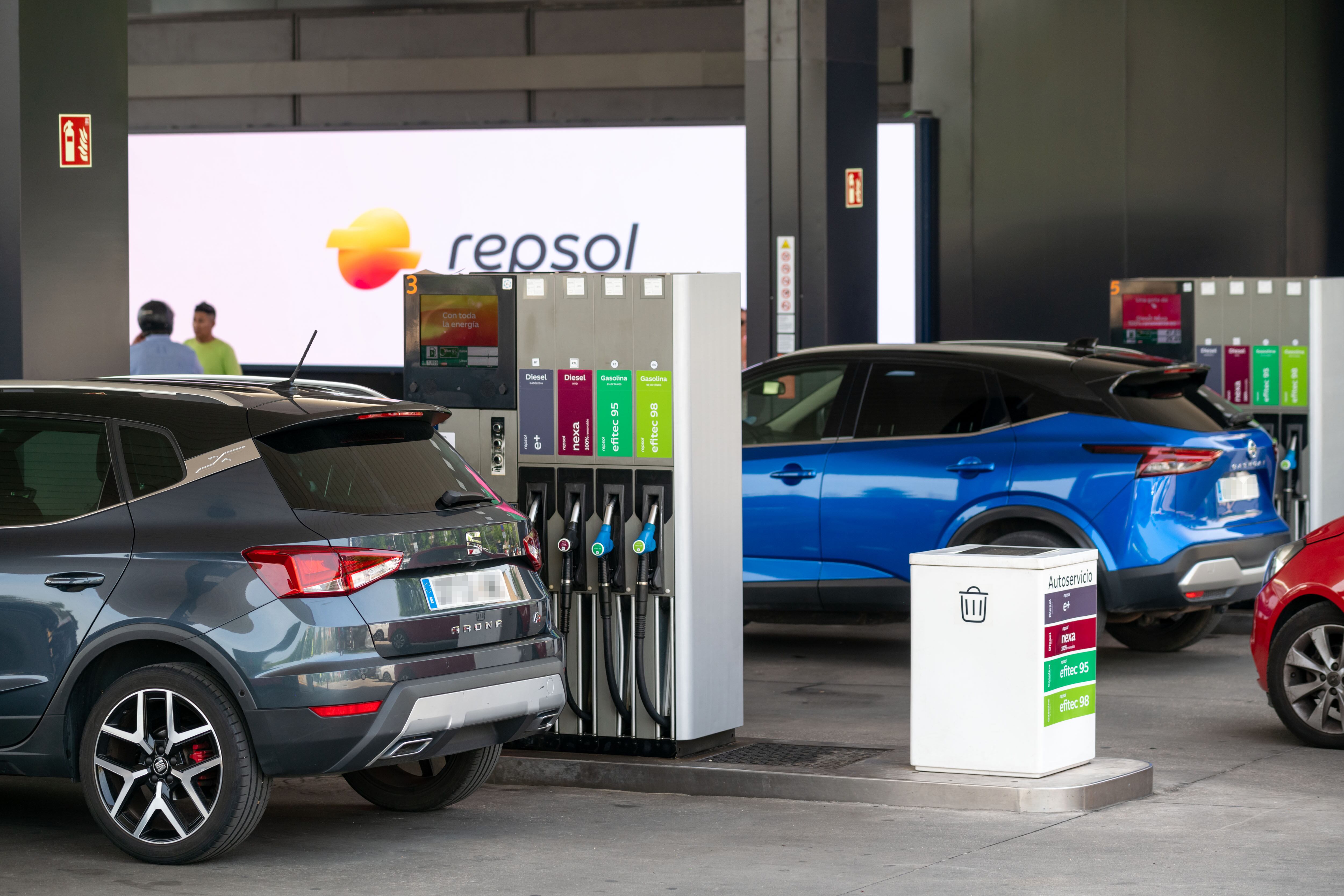 Repsol anuncia descuentos de hasta 40 céntimos por litro de combustible ante la subida de precios por la crisis energética