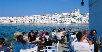 Terraza veraniega con vistas al puerto griego de Naousa, al noroeste de Paros.