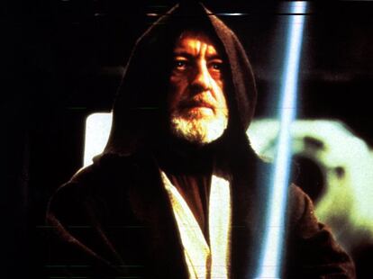 "Ayúdanos Obi-Wan Kenobi, eres nuestra única esperanza". Si el anciano Jedi hubiese hecho caso omiso de la desesperación de la princesa Leia, los aficionados se habrían perdido la saga espacial más celebrada de la historia. Por suerte, Kenobi y su nuevo pupilo Luke Skywalker deciden acudir al rescate de la princesa. Y así arranca, en 1977, 'La guerra de las galaxias', la película con la que George Lucas cambió la ciencia ficción y enamoró a (más de) una generación.