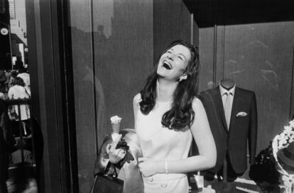 Una de las imágenes más conocidas de la serie 'Las mujeres son hermosas' (1975) del fotógrafo estadounidense Garry Winogrand.