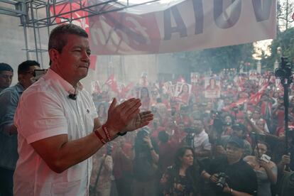 Manuel Flores, candidato presidencial del FMLN durante un mítin de cierre de campaña en San Salvador.