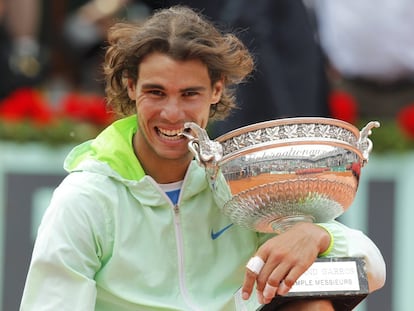 Roland Garros 2010. Nadal muerde su trofeo de pentacampeón del torneo francés. Venció en la final al sueco Robin Soderling por 6-4, 6-2 y 6-4.