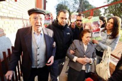 Los padres de Bretón, a su llegada a la Audiencia de Córdoba para declarar.