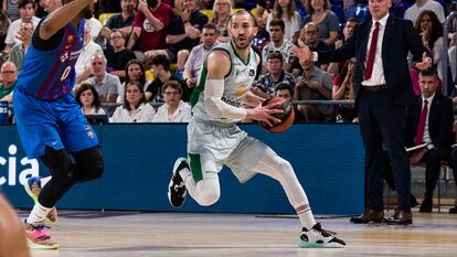 Pau Ribas, con el balón, durante el segundo partido contra el Barça.