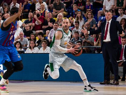 Pau Ribas, con el balón, durante el segundo partido contra el Barça.