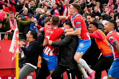 El técnico del Girona Míchel celebra con sus jugadores la victoria de su equipo tras ganar el partido ante el Valencia.