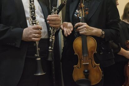Detalle de los instrumentos de miembros de la Orquesta Filarmónica de Novosibirsk.