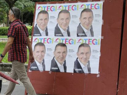 Carteles electorales este jueves en Vitoria.