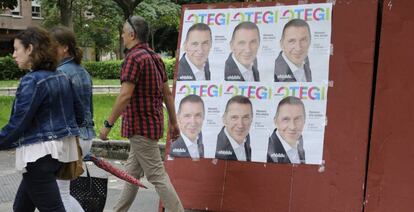 Carteles electorales este jueves en Vitoria.