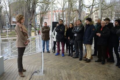 Minuto de silencio por los atentados de Paris que se ha guardado en el acto del PSE-EE alavés.