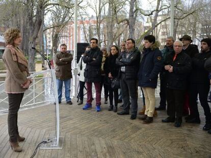 Minuto de silencio por los atentados de Paris que se ha guardado en el acto del PSE-EE alavés.