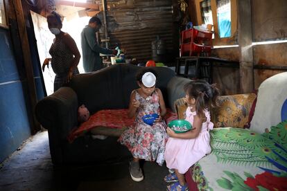 Una familia venezolana en una barriada de Caracas, donde el 81,8 % de los hogares vive en pobreza.