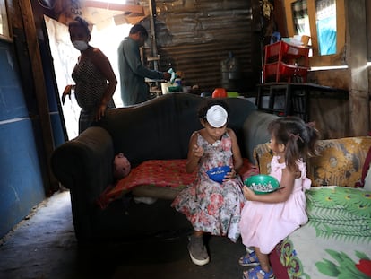 Una familia venezolana en una barriada de Caracas, donde el 81,8 % de los hogares vive en pobreza.