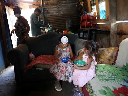 Una familia venezolana en una barriada de Caracas, donde el 81,8 % de los hogares vive en pobreza.