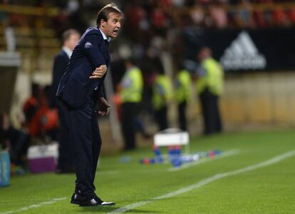 Julen Lopetegui dirige a sus jugadores desde la banda.