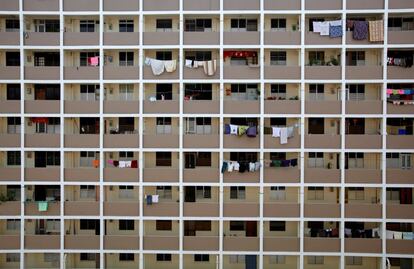 Ropa colgada para secarse en las terrazas de las viviendas públicas, en una zona residencial de Singapur.