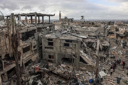 Palestinos inspeccionan los destrozos en sus casas, causados por los ataques israelíes, en la ciudad de Khuzaa, al este de Jan Yunis, este lunes, durante la tregua acordada entre Israel y Hamás.