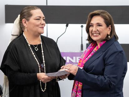 Guadalupe Taddei y Xóchitl Gàlvez durante el registro de la aspirante opositora como candidata a la presidencia de México, en febrero de 2024.