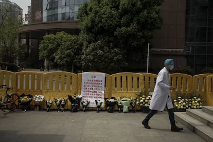 Flores frente al hospital de Houhu de Wuhan en memoria del doctor Li, fallecido a los 33 años por covid-19 y uno de los primeros facultativos en advertir sobre el peligro del nuevo coronavirus, acto por el que fue reprendido por las autoridades.