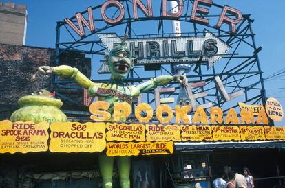 Tunel del terror del parque de atracciones Astroland en Coney Island (1981)