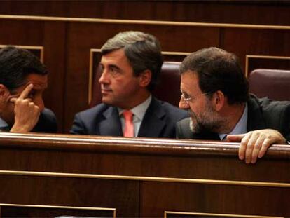 Eduardo Zaplana, Ángel Acebes y Mariano Rajoy, en la primera sesión de control al Gobierno de este periodo de sesiones en el Congreso.