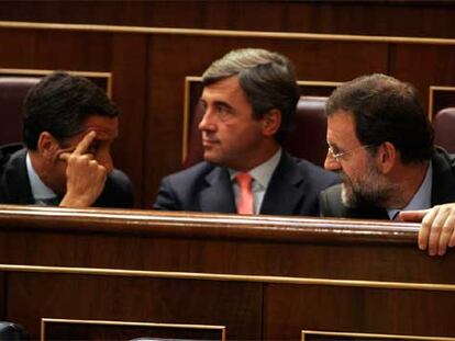 Eduardo Zaplana, Ángel Acebes y Mariano Rajoy, en la primera sesión de control al Gobierno de este periodo de sesiones en el Congreso.