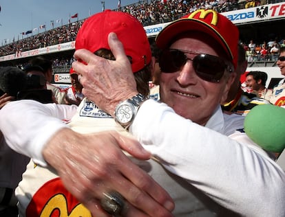 Paul Newman abraza a Sebastien Bourdais tras un campeonato de automovilismo en 2007. En su muñeca luce uno de sus dos Rolex Daytona, ahora en subasta.