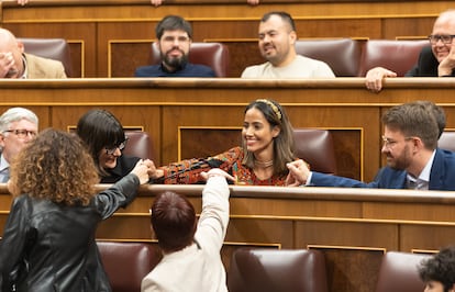 La diputada del grupo de Sumar, Tesh Sidi, de Más Madrid (en el centro de la imagen), en el Congreso en febrero.