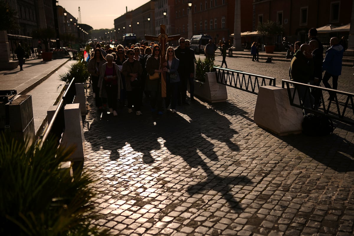 Argentinos rinden masivo tributo a su fallecido papa – DW – 22/04/2025, image size:1200x800