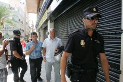 Dos policías a la puerta de una joyería tras un atraco.